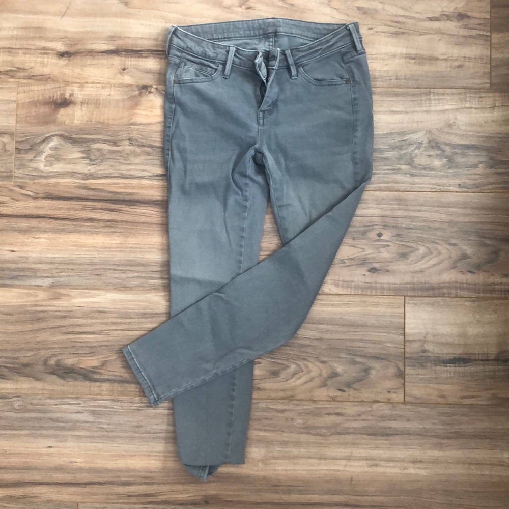 Gray women’s skinny jeans